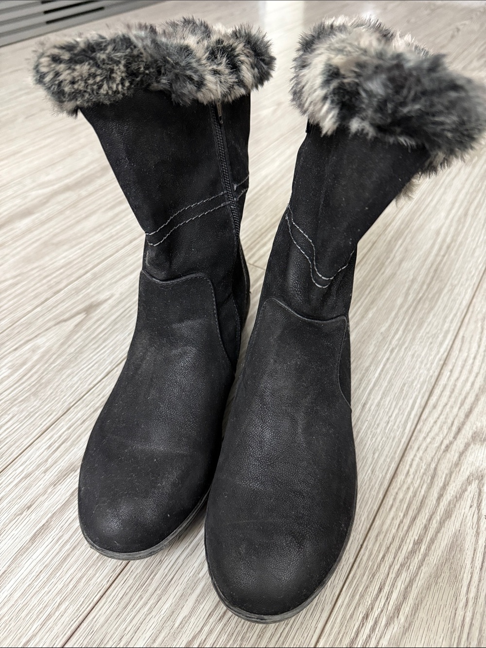 📍 NWT Black Faux-Fur Trim Women's Winter Boots